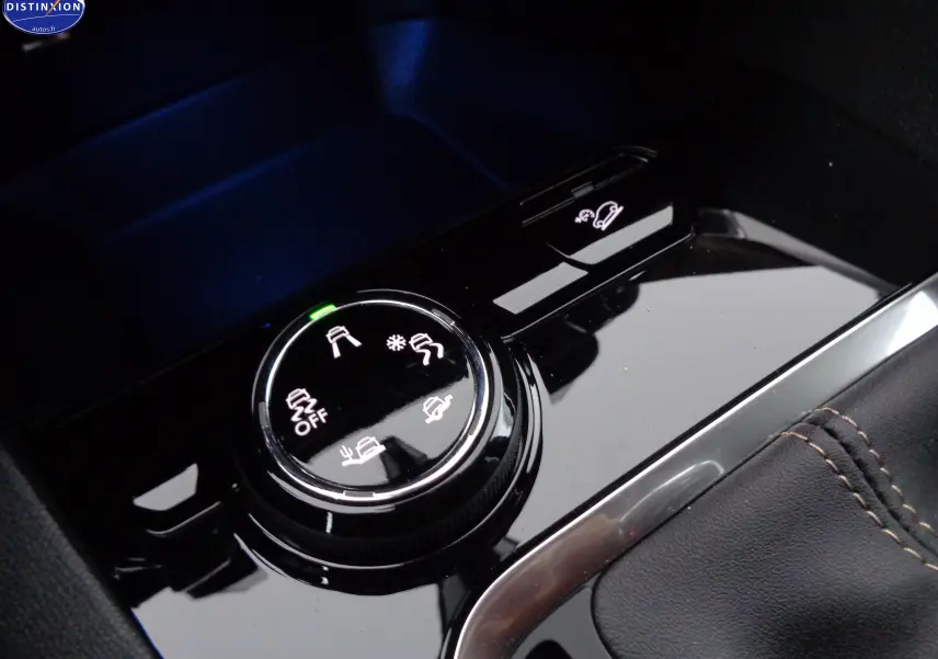 Gros plan sur la molette de sélection des modes de conduite du Peugeot 3008 noir Perla Nera, intérieur brillant et cuir noir.