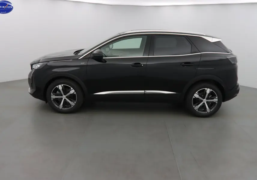 Profil côté gauche du Peugeot 3008 GT noir Perla Nera 2023 avec jantes biton et finitions chromées élégantes.