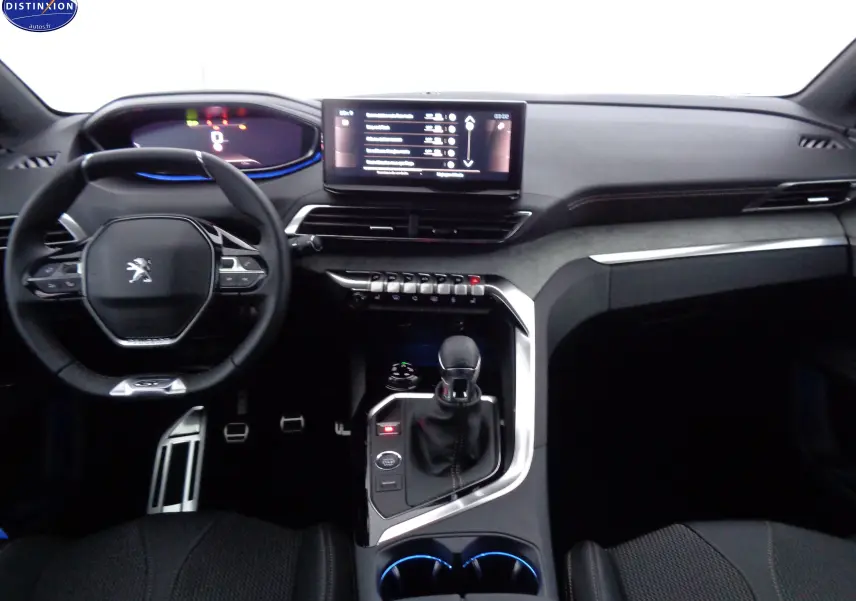 Intérieur noir du Peugeot 3008 2023, vue frontale sur le tableau de bord avec écran tactile et volant compact.