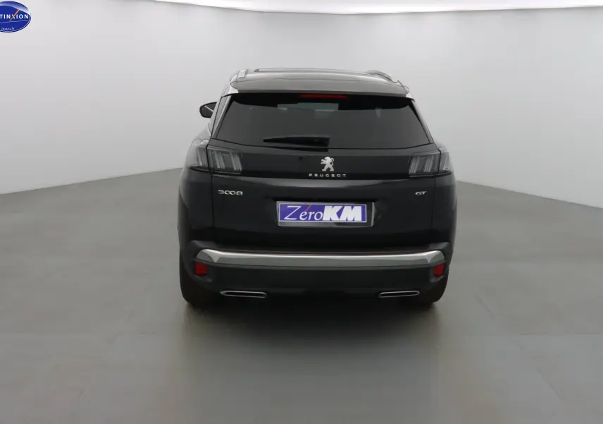 Vue arrière d'un Peugeot 3008 GT noir Perla Nera métal avec feux arrière distinctifs et double sortie d'échappement.