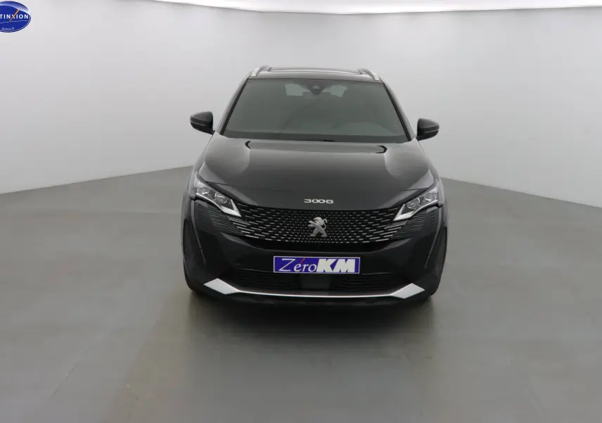 Peugeot 3008 noir perla nera métal vue de face dans un studio, avec calandre distinctive et logo lion visible.
