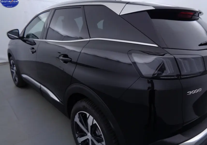 Vue 3/4 arrière côté gauche d’un Peugeot 3008 noir Perla Nera avec feux arrière fumés et jantes bi-ton.