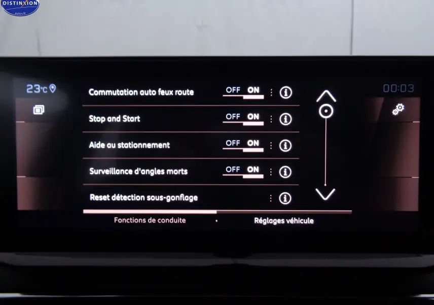 Écran tactile intérieur du Peugeot 3008 noir Perla Nera, affichant les réglages des aides à la conduite.