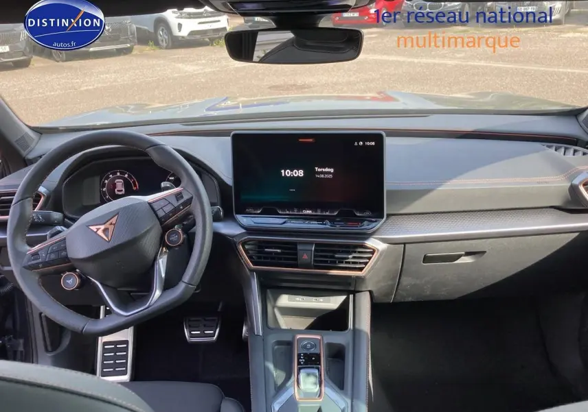 Vue intérieure avant du tableau de bord et volant cuir multifonction du CUPRA Formentor gris magnétique 2025 avec écran tactile central.