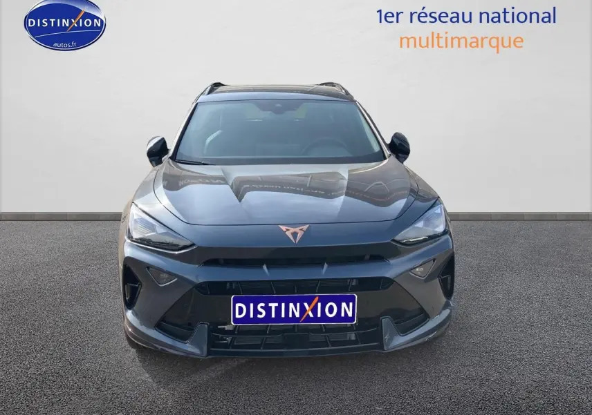 Vue de face du CUPRA Formentor 1.5 etsi hybrid gris magnétique avec logo cuivré et calandre imposante.