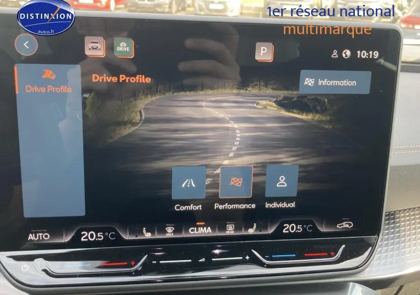 Écran tactile central du tableau de bord du CUPRA Formentor 1.5 gris magnétique, affichant les modes de conduite.