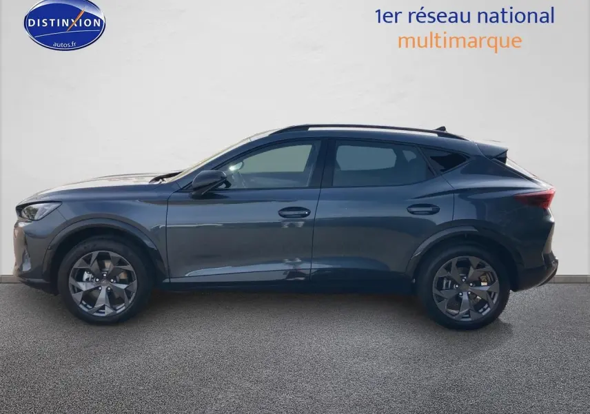 Vue de profil côté gauche du CUPRA Formentor 1.5 etsi hybrid 2025 en gris magnétique avec jantes alu 18 pouces.