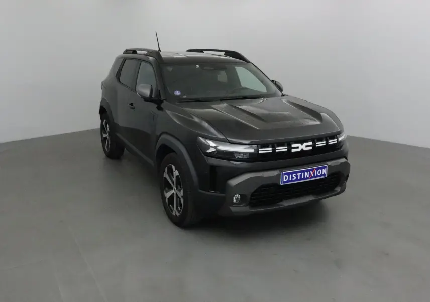 SUV Dacia Duster noir 2024 vu en 3/4 avant droit avec calandre moderne et jantes alliage bicolores.