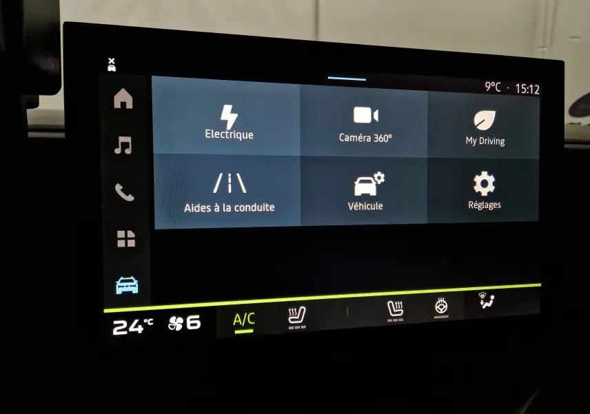Écran tactile du tableau de bord du Dacia Duster 2024 affichant les options de conduite et climatisation.