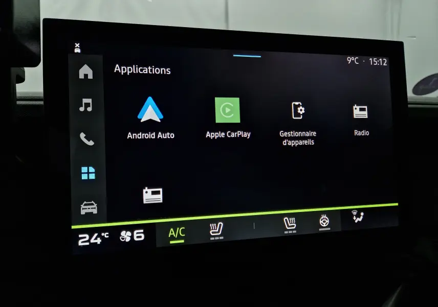 Écran tactile central du Dacia Duster 2024 noir, affichant les applications Android Auto et Apple CarPlay en intérieur.