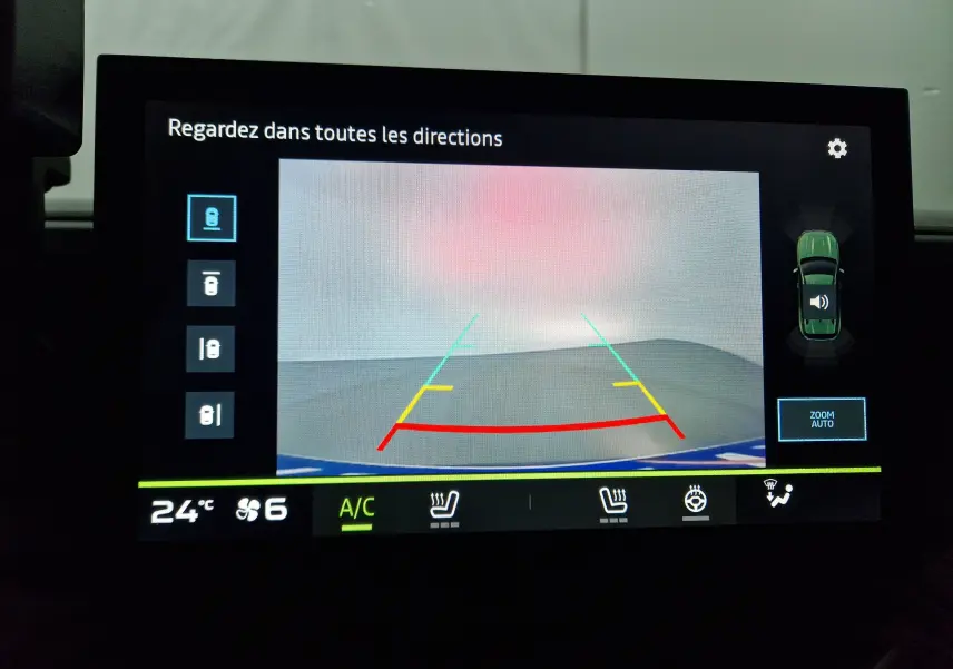 Écran de caméra de recul du Dacia Duster noir 2024 affichant les lignes de guidage et la vue 360° intérieure.