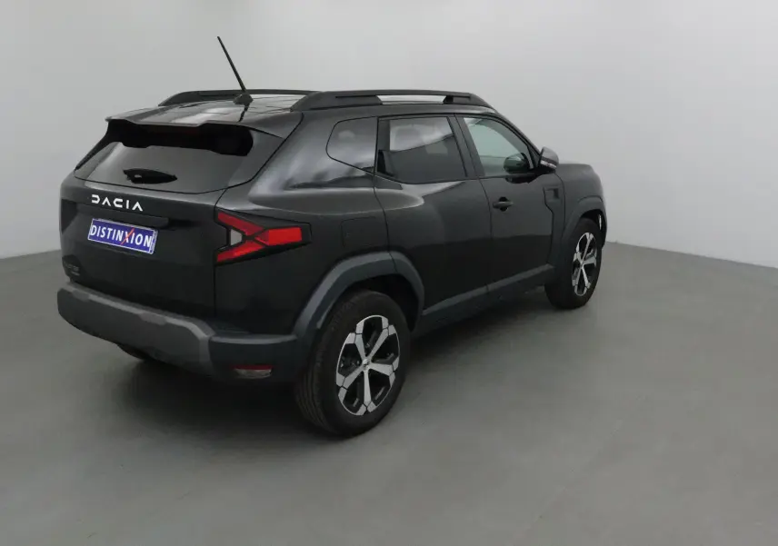 Vue 3/4 arrière droite d'un Dacia Duster noir 2024 avec jantes alliage et feux arrière LED distinctifs.