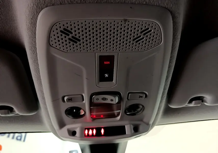 Vue en gros plan du plafonnier gris clair avec bouton SOS et commandes d'éclairage de la Peugeot 208 PureTech 2020.