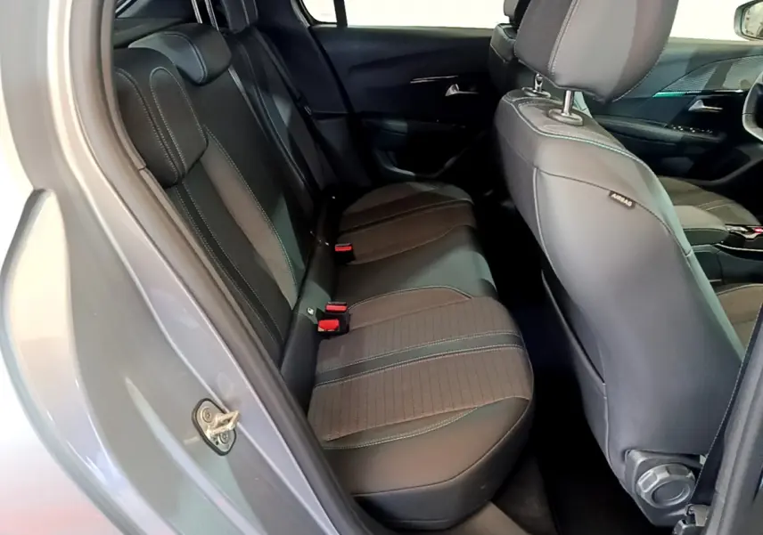 Vue intérieure côté gauche montrant la banquette arrière en tissu et cuir noir de la Peugeot 208 gris clair 2020.