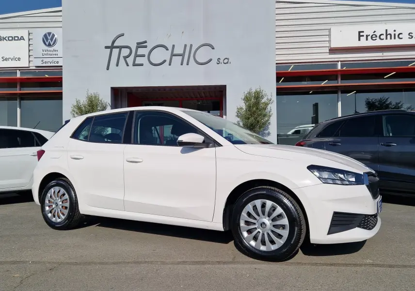 Vue de profil côté gauche d'une Skoda Fabia berline Active blanche 2022 avec jantes acier et feux avant LED.