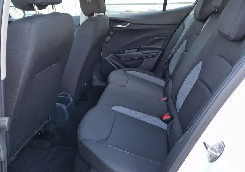 Vue intérieure arrière côté gauche d'une Skoda Fabia blanche 2022, sièges tissu noir et gris, porte ouverte.