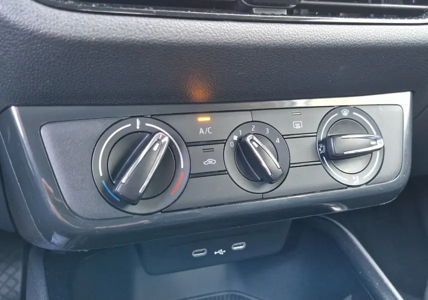 Vue rapprochée des commandes de climatisation manuelle et des ports USB dans une Skoda Fabia blanche Berline Active 2022.