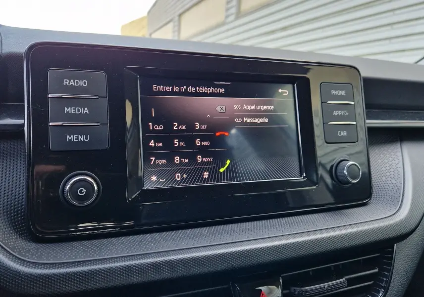 Écran tactile central de la Skoda Fabia Berline Active 2022 affichant le clavier pour entrer un numéro de téléphone.