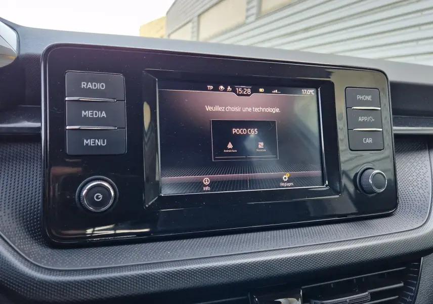 Écran tactile central de la Skoda Fabia Active 2022, affichant le menu de sélection technologie, entouré de boutons fonctionnels.