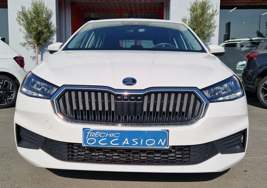 Vue frontale d'une Skoda Fabia berline blanche 2022 avec calandre noire distinctive et phares LED fins.