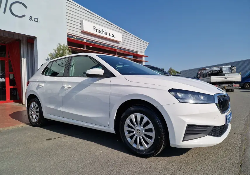 Vue 3/4 avant droite d'une Skoda Fabia berline Active blanche 2022, avec jantes acier et calandre noire.