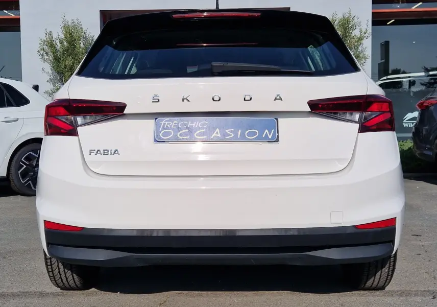 Vue arrière d'une Skoda Fabia berline blanche 2022 avec feux arrière rouges et plaque d'occasion bleue.