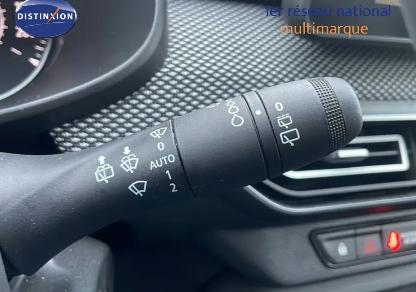 Gros plan sur la commande d'essuie-glace du tableau de bord intérieur d'une Dacia Jogger 2025.