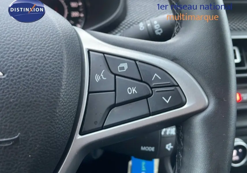 Gros plan sur les commandes multifonctions à droite du volant noir du Dacia Jogger 2025, intérieur moderne.