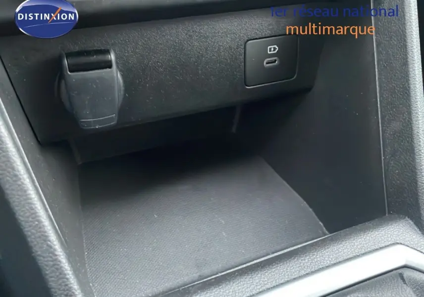 Gros plan sur la console centrale noire avec prise USB et prise 12V du Dacia Jogger 2025.