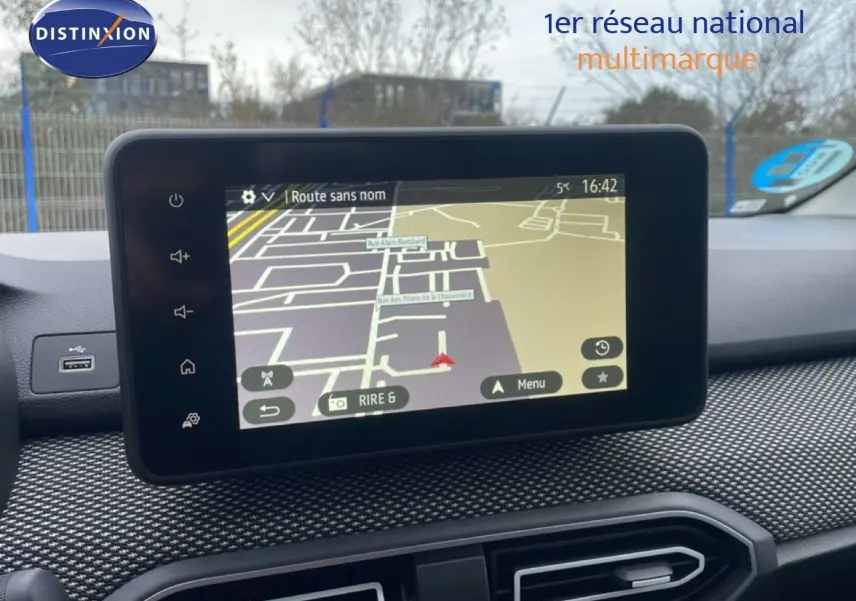 Écran tactile central avec navigation GPS dans l’habitacle du Dacia Jogger 2025, finition Expression.