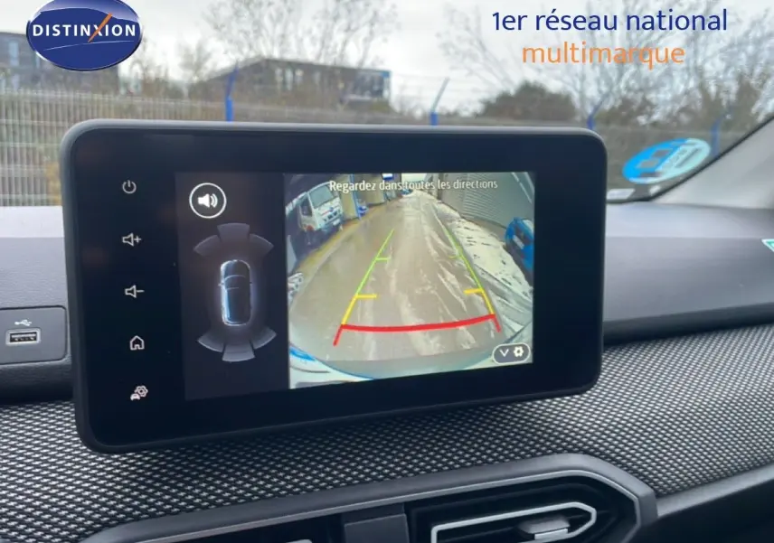 Écran intérieur affichant la caméra de recul du Dacia Jogger, avec tableau de bord et console en vue rapprochée.