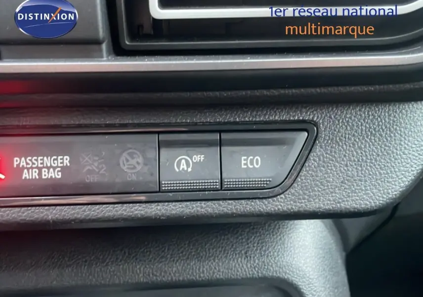 Gros plan sur les boutons du tableau de bord du Dacia Jogger 2025, avec témoin airbag passager allumé.