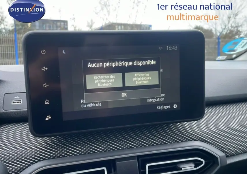 Écran tactile central du tableau de bord de la Dacia Jogger 2025 avec interface Bluetooth, vue intérieure frontale.
