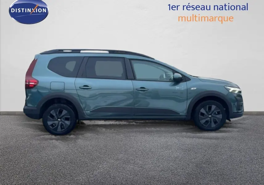 Vue de profil côté gauche d'un Dacia Jogger 2025 vert cèdre métallisé avec jantes noires et toit noir.