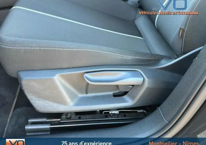 Gros plan sur le réglage manuel du siège avant droit en tissu gris foncé de l'Audi A1 Sportback 2019.