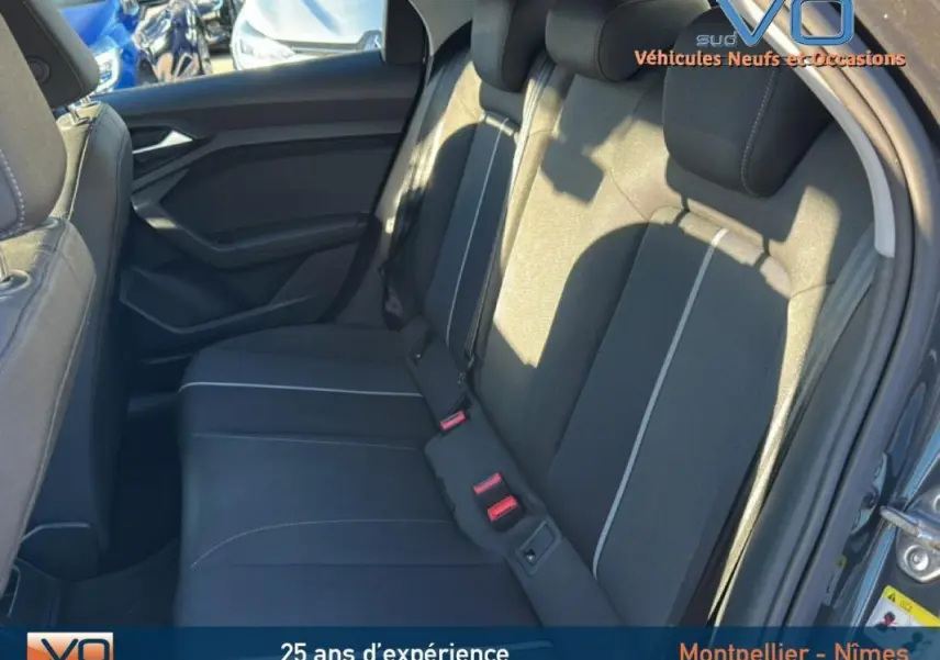 Vue intérieure des sièges arrière en tissu gris foncé de l'Audi A1 Sportback 2019, côté droit avec ceinture de sécurité visible.