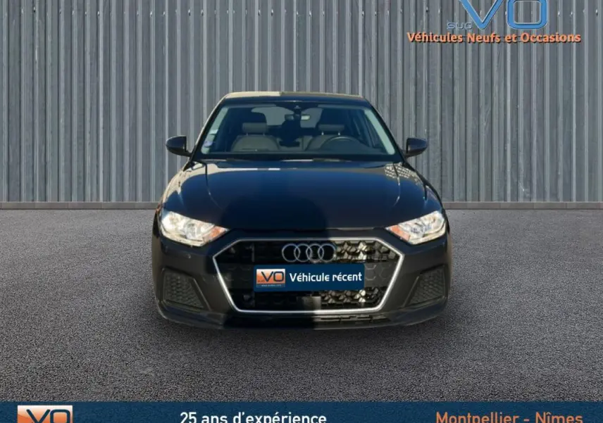 Vue avant d'une Audi A1 Sportback gris foncé 2019 avec calandre hexagonale et phares halogènes allumés.