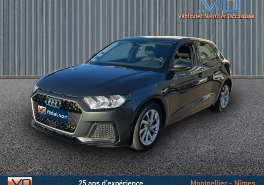 Audi A1 Sportback gris foncé vue 3/4 avant droit, avec jantes 16 pouces et calandre hexagonale distinctive.