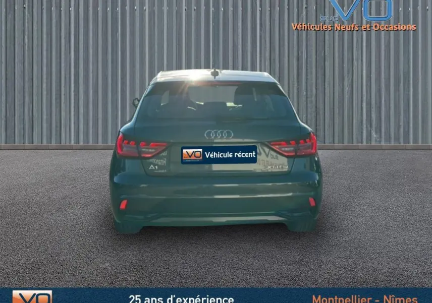 Vue arrière d'une Audi A1 Sportback gris foncé de 2019 avec feux arrière LED et plaque d'immatriculation visible.