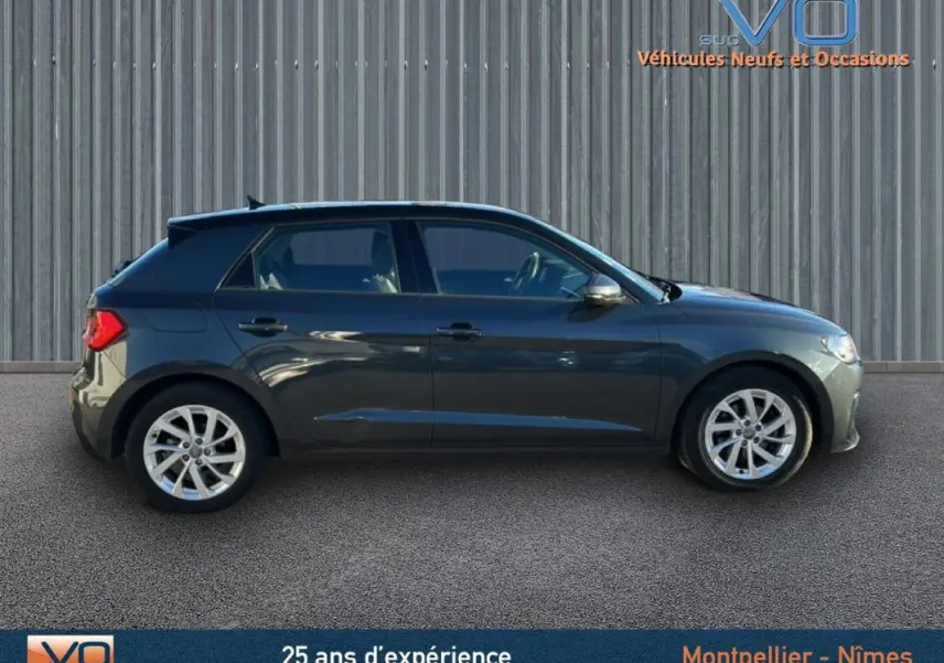 Profil côté gauche d'une Audi A1 Sportback gris foncé de 2019 avec jantes 16 pouces et vitres teintées.