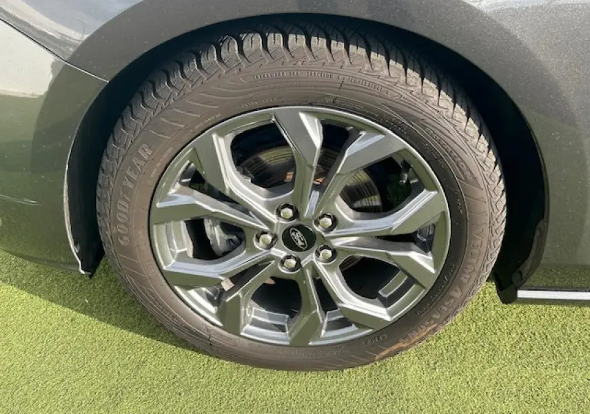 Gros plan sur la roue arrière droite gris metallic de la Ford Focus IV ST-Line X avec jante alliage 17 pouces à 5 branches.