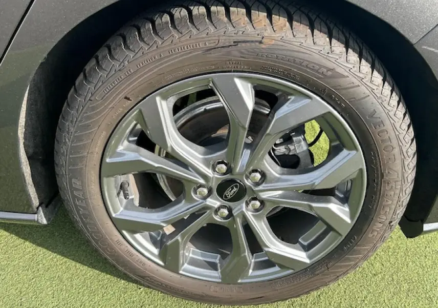 Gros plan sur la roue alliage 17'' à 5 branches gris métallisé de la Ford Focus IV gris Magnetic.