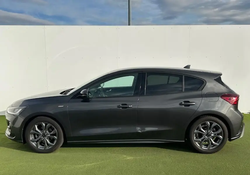 Ford Focus IV 1.5 EcoBlue ST-Line X gris metallic vue de profil côté gauche avec jantes alliage 17 pouces.