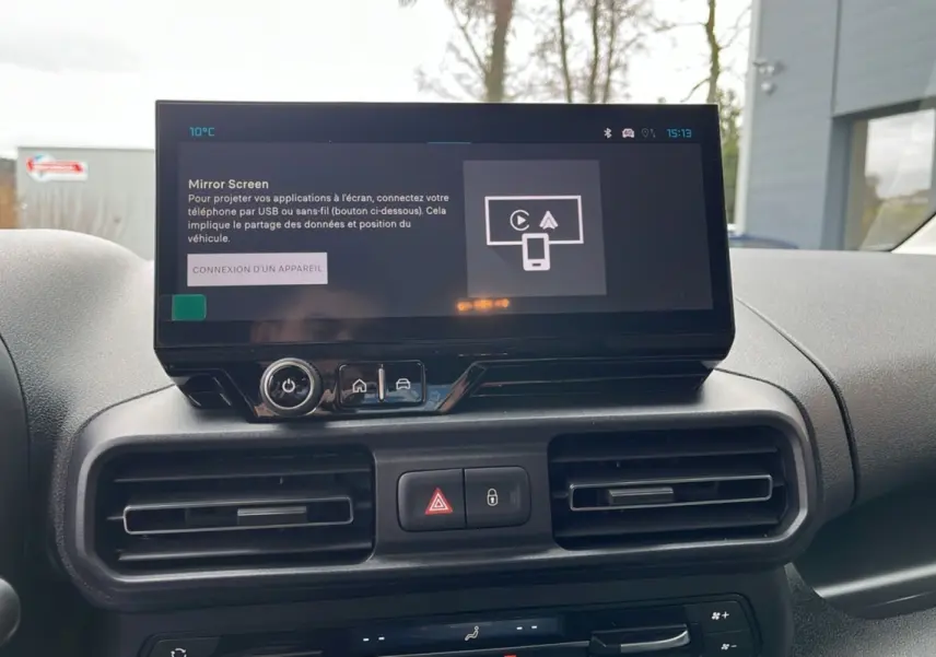 Vue rapprochée du tableau de bord du Citroën Berlingo 2025 avec écran tactile et commandes centrales noires.