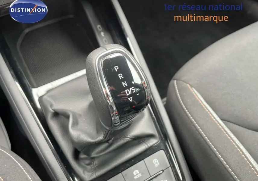 Le levier de vitesse automatique noir du Skoda Kamiq 2025, vue rapprochée de la console centrale et siège tissu gris.