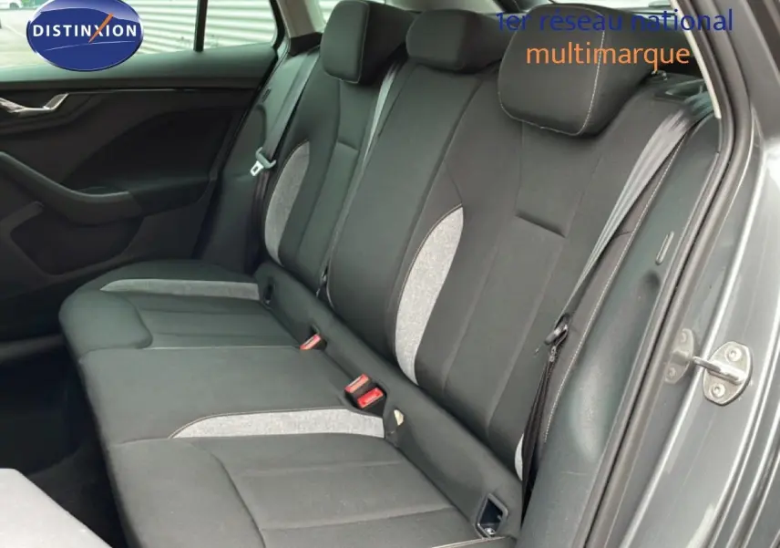 Vue intérieure côté droit des sièges arrière en tissu noir et gris du Skoda Kamiq 2025 couleur gris graphite métal.
