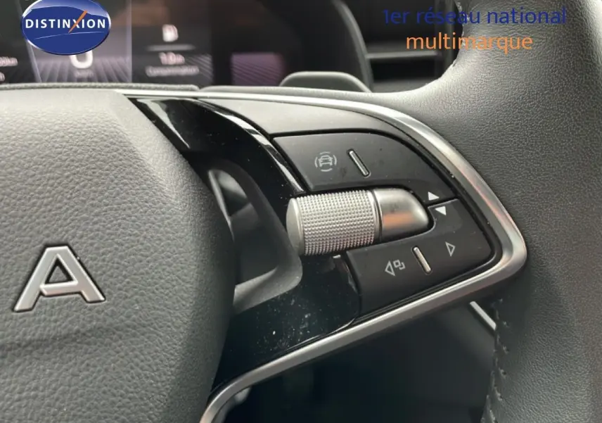Gros plan sur les commandes à droite du volant cuir du Skoda Kamiq gris graphite, avec molette et boutons multifonctions.