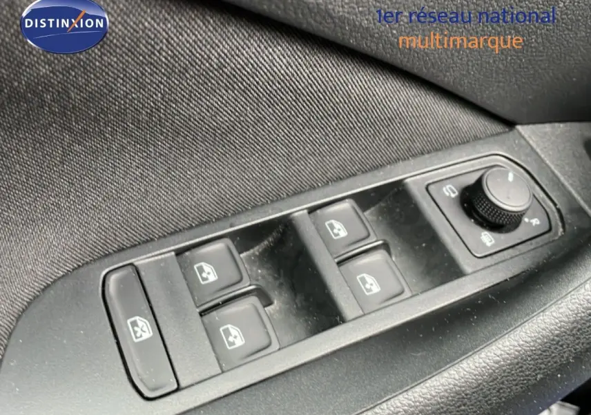 Gros plan sur les commandes des vitres électriques et réglages des rétroviseurs côté conducteur du Skoda Kamiq gris graphite.