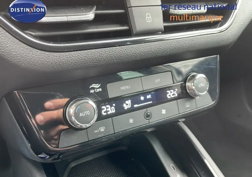 Détail de la console centrale du Skoda Kamiq 2025 avec commandes de climatisation digitale et finition noire brillante.
