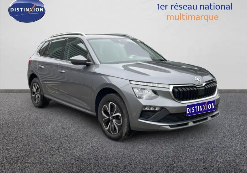 SKODA KAMIQ gris graphite metal en 3/4 avant droit, SUV compact avec calandre noire et jantes alliage distinctives.